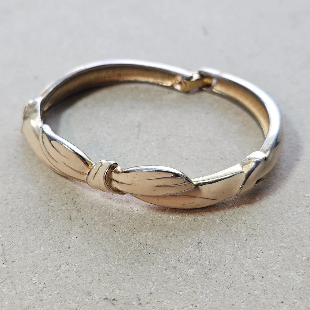 Monet Vintage Gold Tone Bow Hinged Bangle Bracelet‎ Costume Jewelry